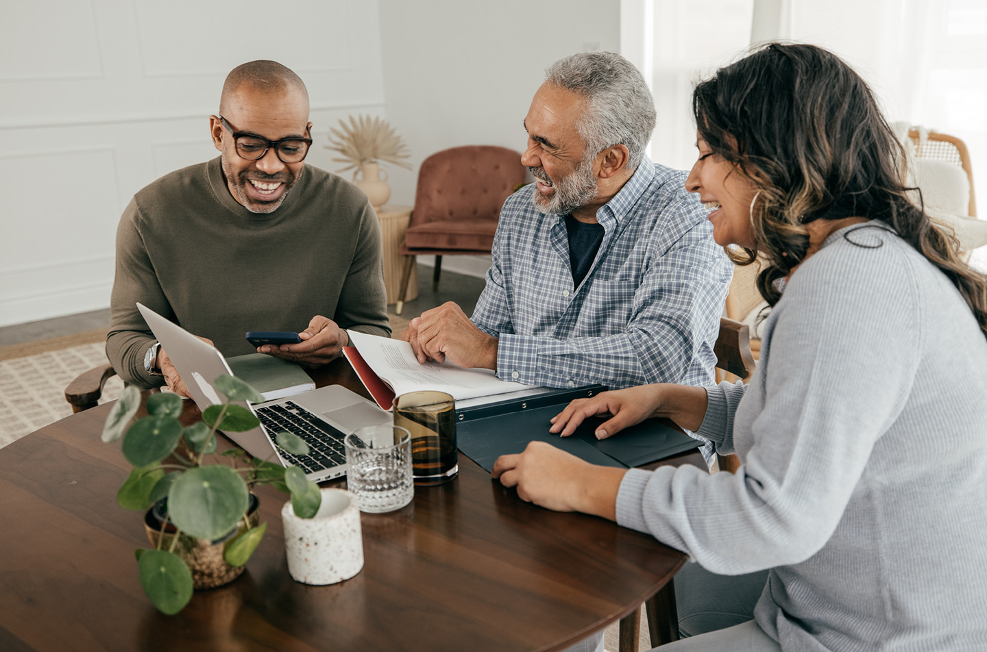 ABC agent showing customers Medicare options